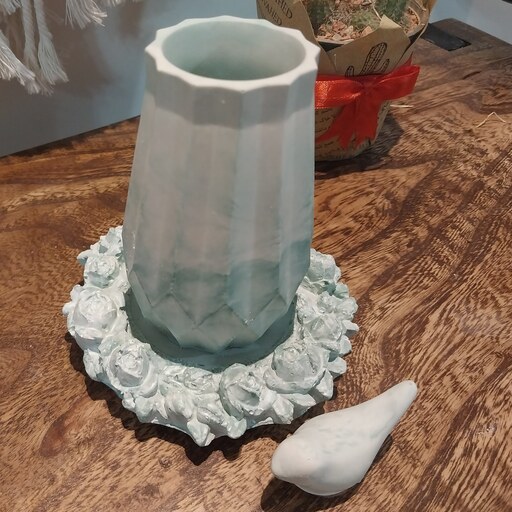 ست سنگ مصنوعی گلدان سفید سبز شامل گلدان خمره ای و زیرگلدانی رز و پرنده