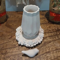 ست سنگ مصنوعی گلدان سفید صورتی شامل گلدان خمره ای و زیرگلدانی رز و پرنده