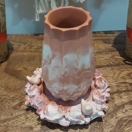 ست سنگ مصنوعی گلدان سفید صورتی پررنگ شامل گلدان خمره ای و زیرگلدانی رز و پرنده