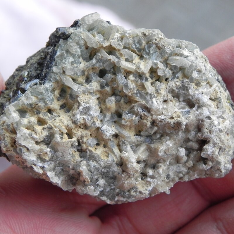 سنگ راف اپیدوت معدنی سبز  همراه کوارتز  در زیر کلکسیونی کد10