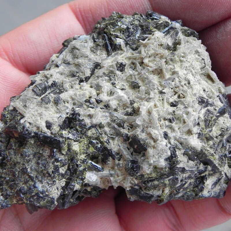 سنگ راف اپیدوت معدنی سبز  همراه کوارتز در زیر کلکسیونی کد11