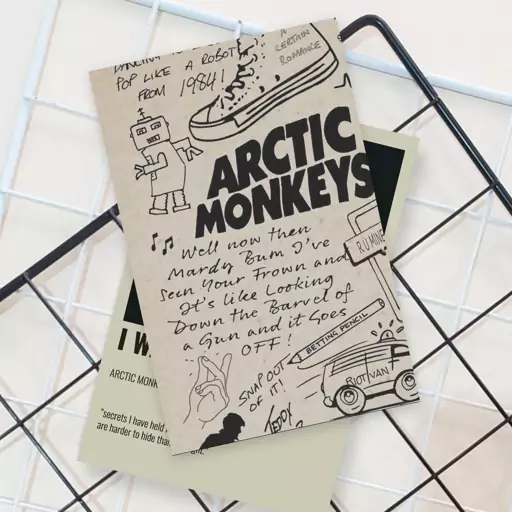 پک دو عددی پوستر سایز a6  طرح آرکتیک مانکیز arctic monkeys  فوتو گلاسه برای تزیین اتاق