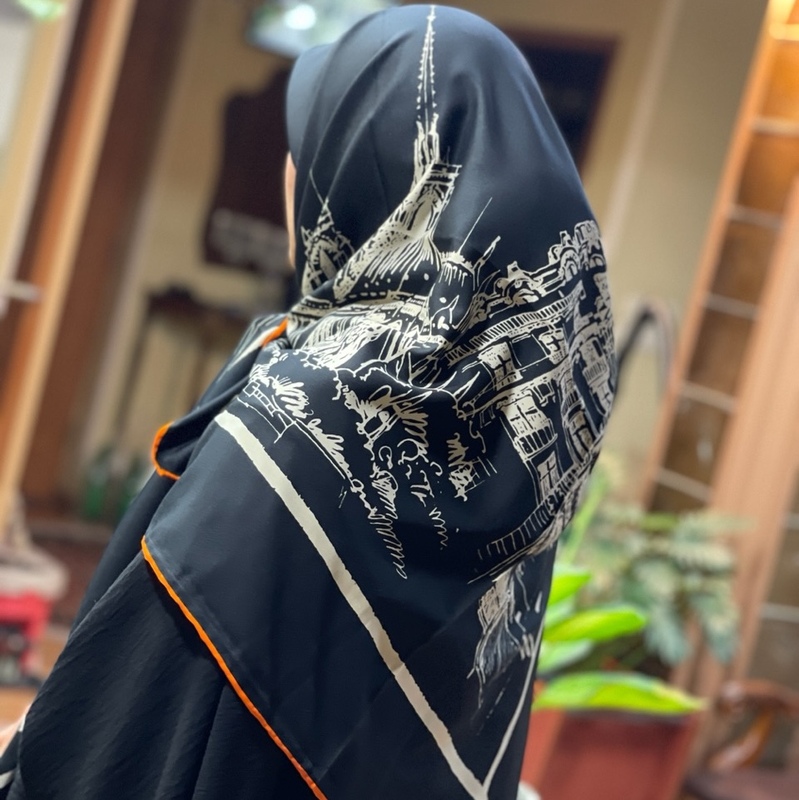 روسری ابریشم توییل مشکی سفید طرحدار