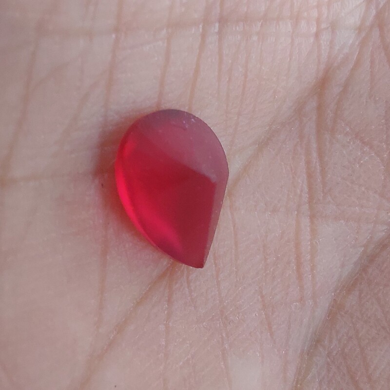 سنگ یاقوت سرخ با طرح و رنگ جذاب و خاص با کد ی05