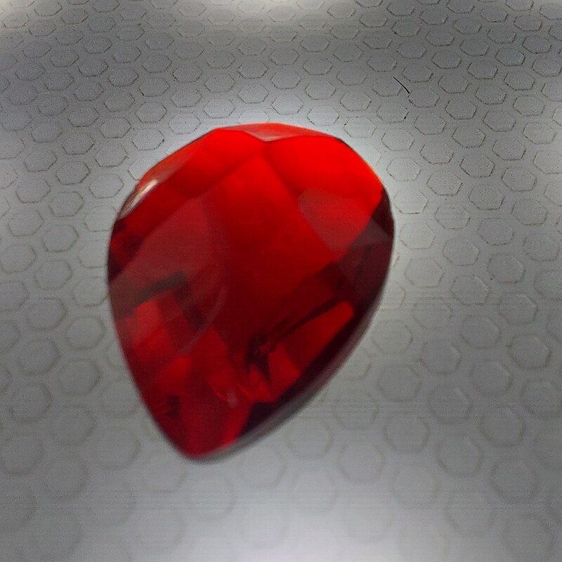 سنگ یاقوت سرخ با تراش بسیار خاص و زیبا  کد ی01