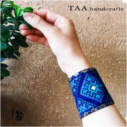 دستبند زنانه سوزندوزی کاملا دستدوز به رنگ آبی فیروزه ای طرح زمرد از صنایع دستی طا 