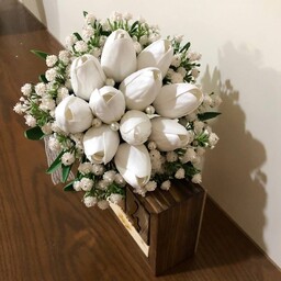 دسته گل عروس لاله و ژیپسوفیلا با تزیین مروارید 