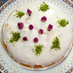 کیک هل و گلاب و زعفران با رویه ی خامه و پودر پسته 