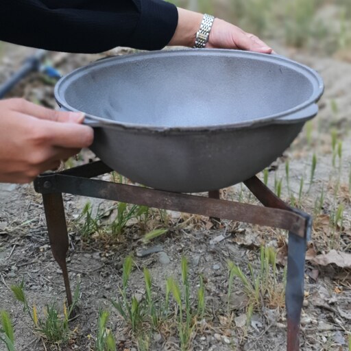 سه پایه آهنی اصل قازن و ساج چدن .سه پایه مخصوص طبیعتگردی و کوهنوردی . سه پایه مخصوص چای آتیشی