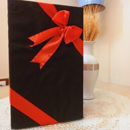 جعبه هدیه و باکس کادو ولنتاین و تولد و سالگرد ازدواج پاپیون دار مستطیل رنگ قرمز مشکی اندازه 26 در 9 سانتی متر 