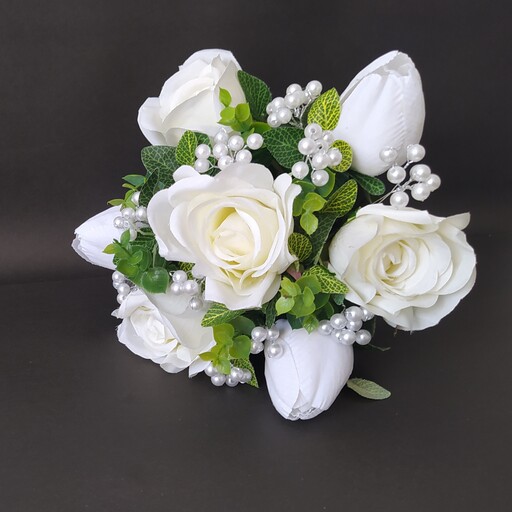 دسته گل عروس رنگ سفید ترکیب رز و لاله و مروارید