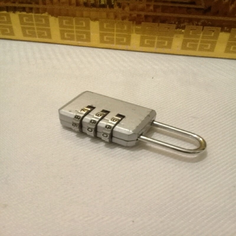 قفل آویز  نقلی رمزدار فلزی مناسب کمدهای کوچک و دفترخاطرات با مقاومت بالا و با تضمین باز شدن فقط روی رمز و رمز سه رقمی 