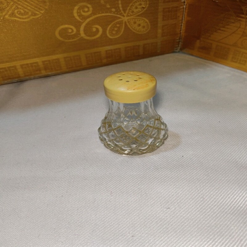 یک عدد نمکدان کریستالی قدیمی برجسته متعلق به زمان قبل انقلاب .نو و استفاده نشده جهت کسری سرویس یا دکور و استفاده و غیره 