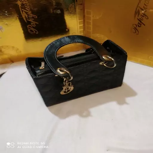 کیف زنانه طرح کیف مجلسی  مدل دستی مارک DIOR جنس چرم مصنوعی باکیفیت وبادوام و زیبا 