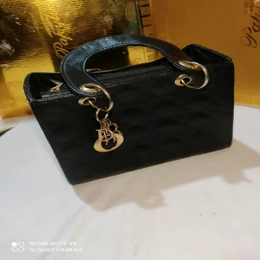 کیف زنانه طرح کیف مجلسی  مدل دستی مارک DIOR جنس چرم مصنوعی باکیفیت وبادوام و زیبا 