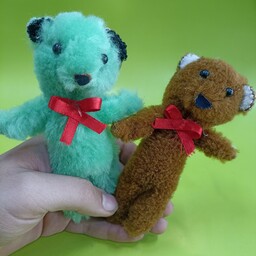 عروسک خرس در دو رنگ سبز و قهوه ای 