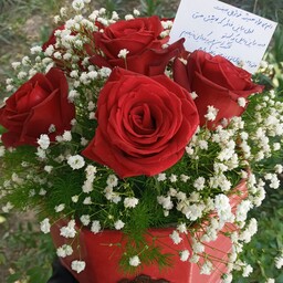 باکس گل رز طبیعی و گل عروس(هزینه ی ارسال پس کرایه)