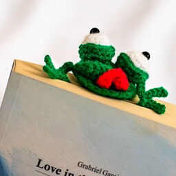 بوکمارک نشانگر  نشانک بافتنی کتاب طرح قورباغه بامزه بهترین گزینه برای هدیه دادن 