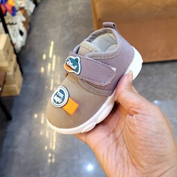 کفش کتونی نوزادی سوتی مدل کلاه رنگ خاکی
