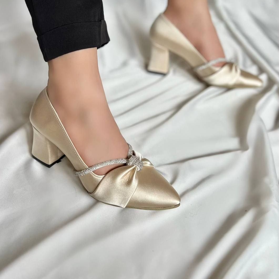 خرید و قیمت کفش مجلسی زنانه از سایز 37 تا 41 در دو رنگ مشکی و کرم از غرفه  کفش سنم