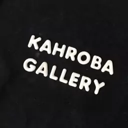 استند خام اسم گالری کهربا فونت ساده مینیاتوری ، استند حروف KAHROBA GALLERY بدون رنگ