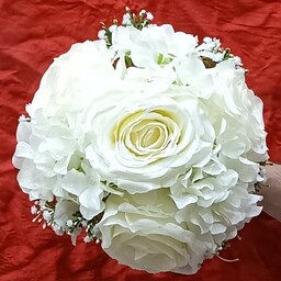 دسته گل عروس با ترکیبی از  رز و پیونی همراه با شکوفه عروس