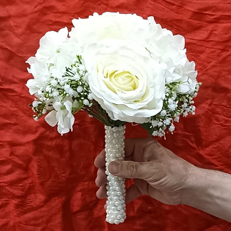 دسته گل عروس با ترکیبی از  رز و پیونی همراه با شکوفه عروس