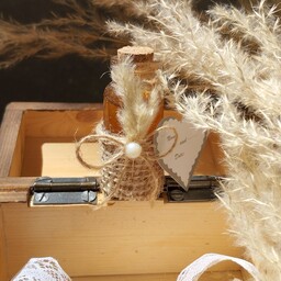 گیفت عروسی عقد افتتاحیه ولیمه تولد  عسل طبیعی قابل خوردن دارای لیبل اسم و تاریخ تزیبن شده با گل پامپاس و پارچه کنفی