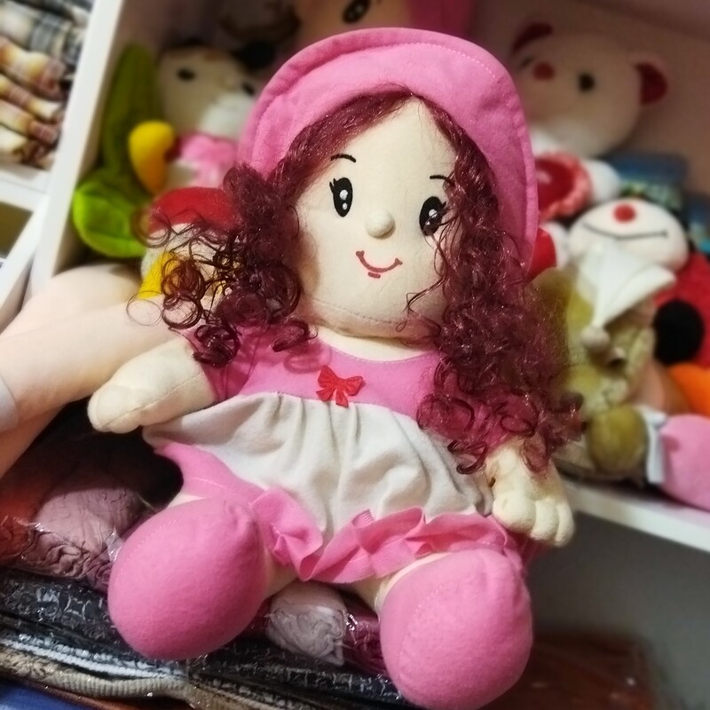عروسک دختر مو فرفری رنگ صورتی سایز متوسط 