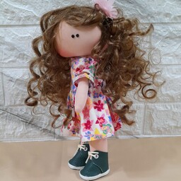 عروسک موی فر دختر با لباس شاد بهاری تم صورتی در سایز 25 