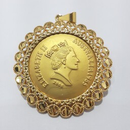 پلاک (مدال) طرح ملکه الیزابت عرض 40 میلیمتر طلایی رنگ ثابت کد MJ001