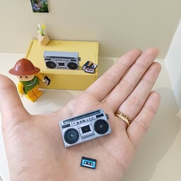 ماکت رادیو ضبط مینیاتوری به همراه 1 عدد نوار کاست مناسب برای ماکت سازی، خانه عروسکی و باربی