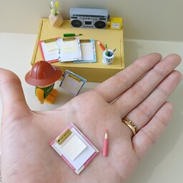 ماکت تخته شاسی مینیاتوری طرحدار به همراه 1 عدد مداد مناسب برای ماکت سازی، خانه عروسکی و باربی