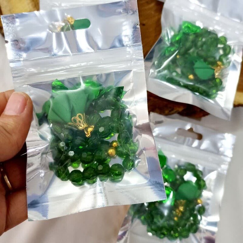 پک تسبیح سبز هدیه عید غدیر (بسته ی 100 عددی) شامل یک تسبیح سبز پلاستیکی با آویز گل یا ریسه و یک شکلات و بسته بندی  
