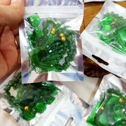 پک تسبیح سبز هدیه عید غدیر (بسته ی 100 عددی) شامل یک تسبیح سبز پلاستیکی با آویز گل یا ریسه و یک شکلات و بسته بندی  