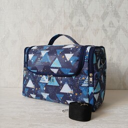 کیف لوازم آرایشی و بهداشتی با بند دوشی  کد مثلثی