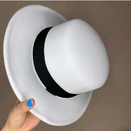 کلاه فدورا تک رنگ  رنگ سفید با بند مشکلی جذاب و عالی  با قیمت استثنایی و ارسال رایگان همراه با اشانتیون 