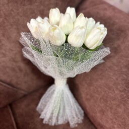 دسته گل عروس لاله و تور برفی بسیار شکیل و زیبا با لاله های لمسی 
