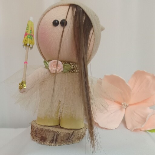 عروسک دختر  روسی چتر دار پایه چوبی 