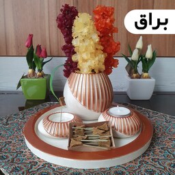 گلدان دکوری شیار دار به همراه جاوارمری، جاعودی و سینی گرد (براق) سنگ مصنوعی رنگ سفید- مسی و  یک بسته عود دستساز طبیعی