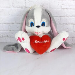 عروسک پولیشی خرگوش مخملی قلب به دست.مدلش نشسته است ،بسیار زیبا و با کیفیت.جنسش مخمل با کیفیت ، اجزای صورتش گلدوزی شده