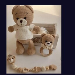 ست سیسمونی بافتنی خرس شامل عروسک آغوشی، جغجغه و بند پستونک بافته شده از کاموای مرغوب ایرانی و الیاف ضد حساسیت 
