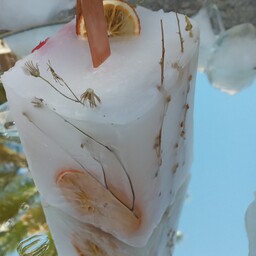 شمع یخی از دل طبیعت، زیبا شده با گل و پرتقال و دارچین طبیعی