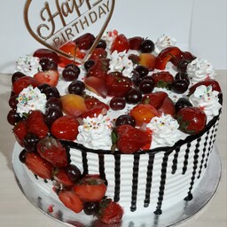 کیک تولد میوه ای با میوه تازه فصل و سس شکلات