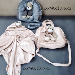 کیف لوازم کودک و پتو دورپیچ کلاهدار نوزاد جنس مخمل رنگبندی قابل تغییر میباشد