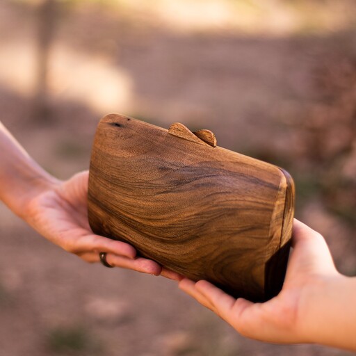 کیف چوبی مدل m023 مناسب خانم ها و مناسب برای هدیه دادن  یه کیف دستی فوق العاده شیک برای مراسم ها و مجالس