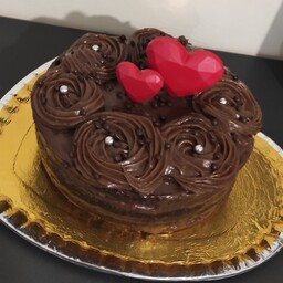 کیک شکلاتی با فیلینگ موز و گردو و دیزاین کرمفیل شکلاتی .ارسال با پیک به صورت پس کرایه