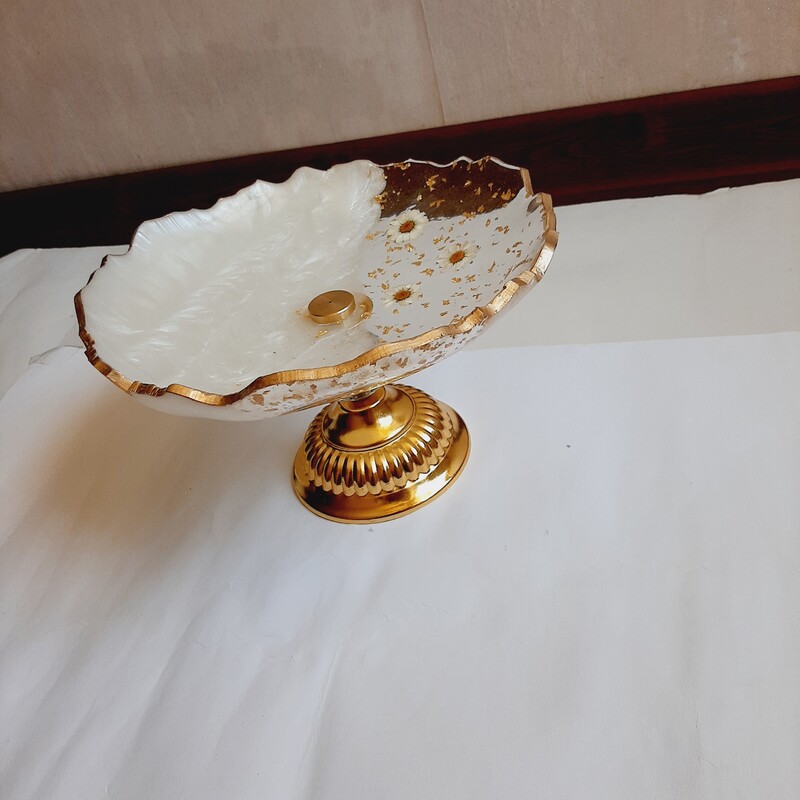 آجیل خوری رزینی با گل بابونه کار شده با ورق طلا و رنگ سفید قطر 30 سانت همراه پایه 