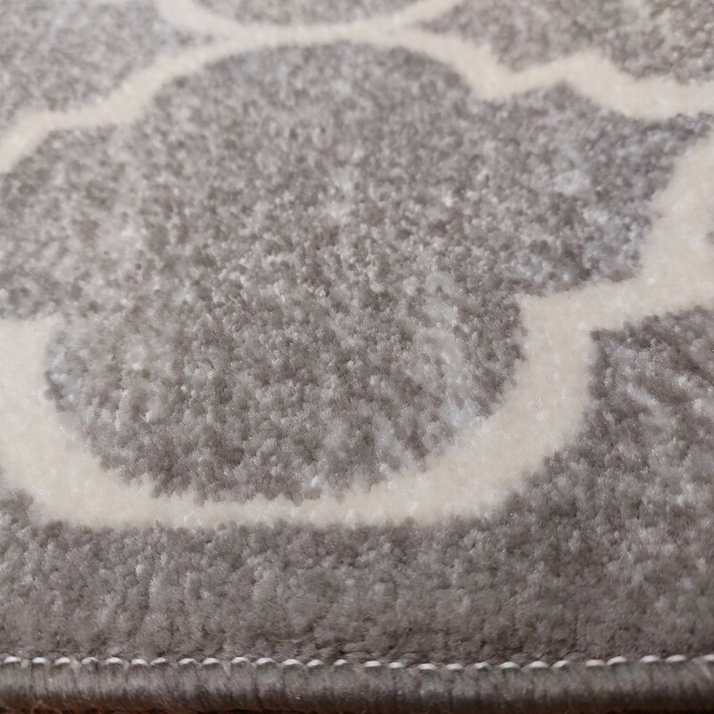 کناره فرش  متری طرح مراکشی طوسی سفید سایز دلخواه مشتری بصورت 320شانه تراکم 960 است ، قیمت ذکر شده مربوط به یک متر مربع