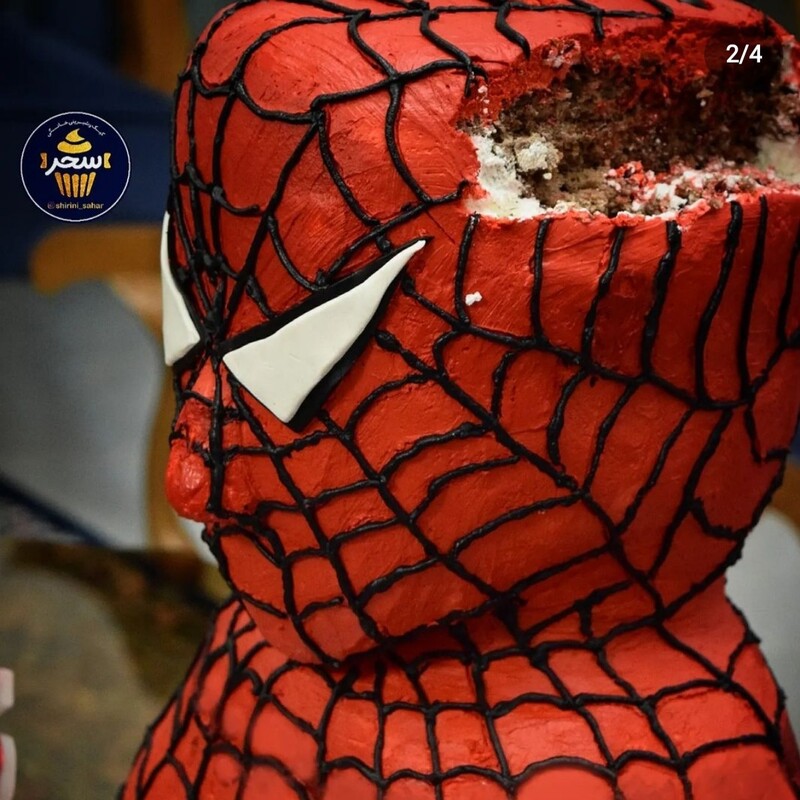 باست کیک مرد عنکبوتی ،یه کیک خاص تولد ایستاده که تماما خامه و کیک هست و از فوندانت به جز قسمت چشم ها استفاده نشده 